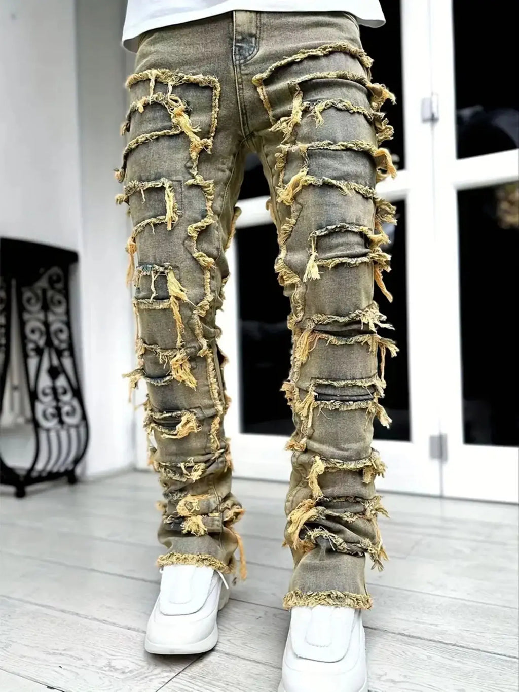 Blugi bărbătești cu multiple lucrări realizate manual, margini zdrențuite, croială slim fit