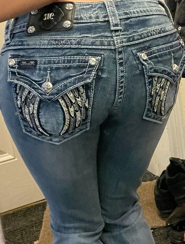 Blugi brodați din industria grea americană, vara 2025, epocă Y2K