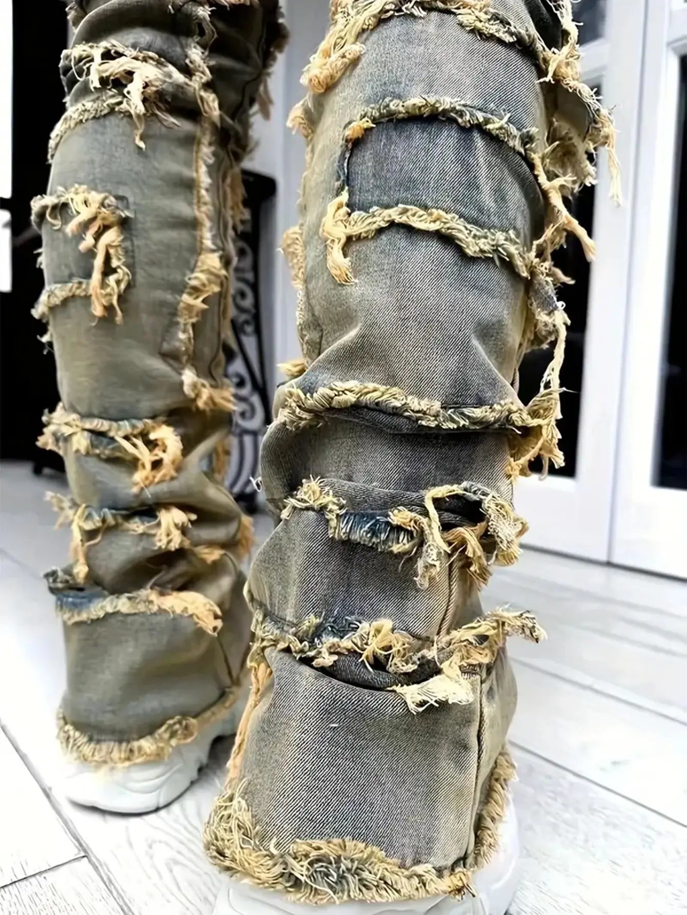 Blugi bărbătești cu multiple lucrări realizate manual, margini zdrențuite, croială slim fit