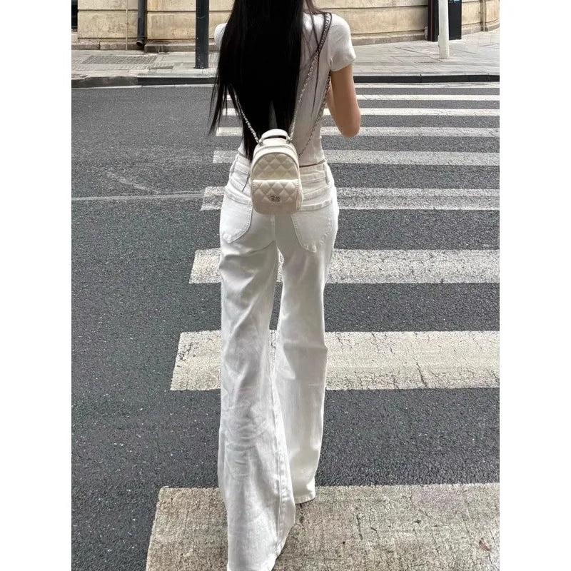 Blugi albi la modă, cu talie joasă, ușor evazați, pentru femei