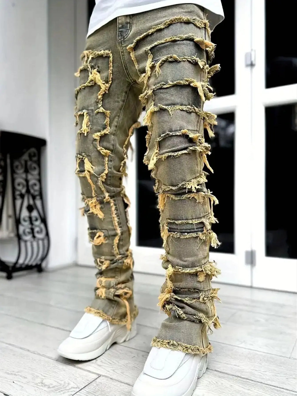 Blugi bărbătești cu multiple lucrări realizate manual, margini zdrențuite, croială slim fit