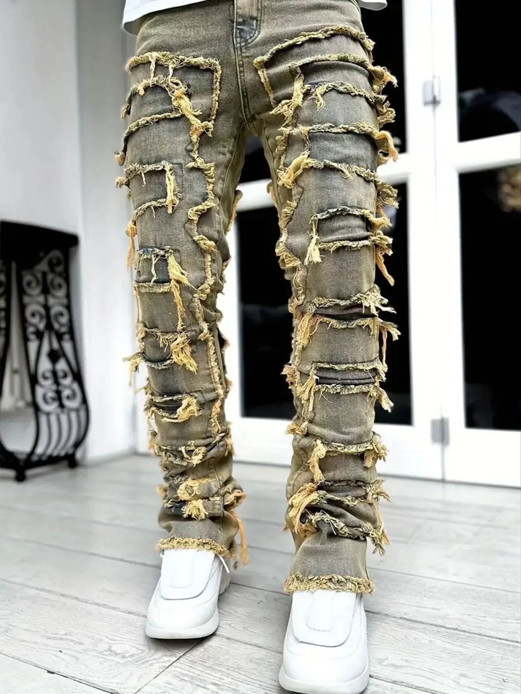 Blugi bărbătești cu multiple lucrări realizate manual, margini zdrențuite, croială slim fit